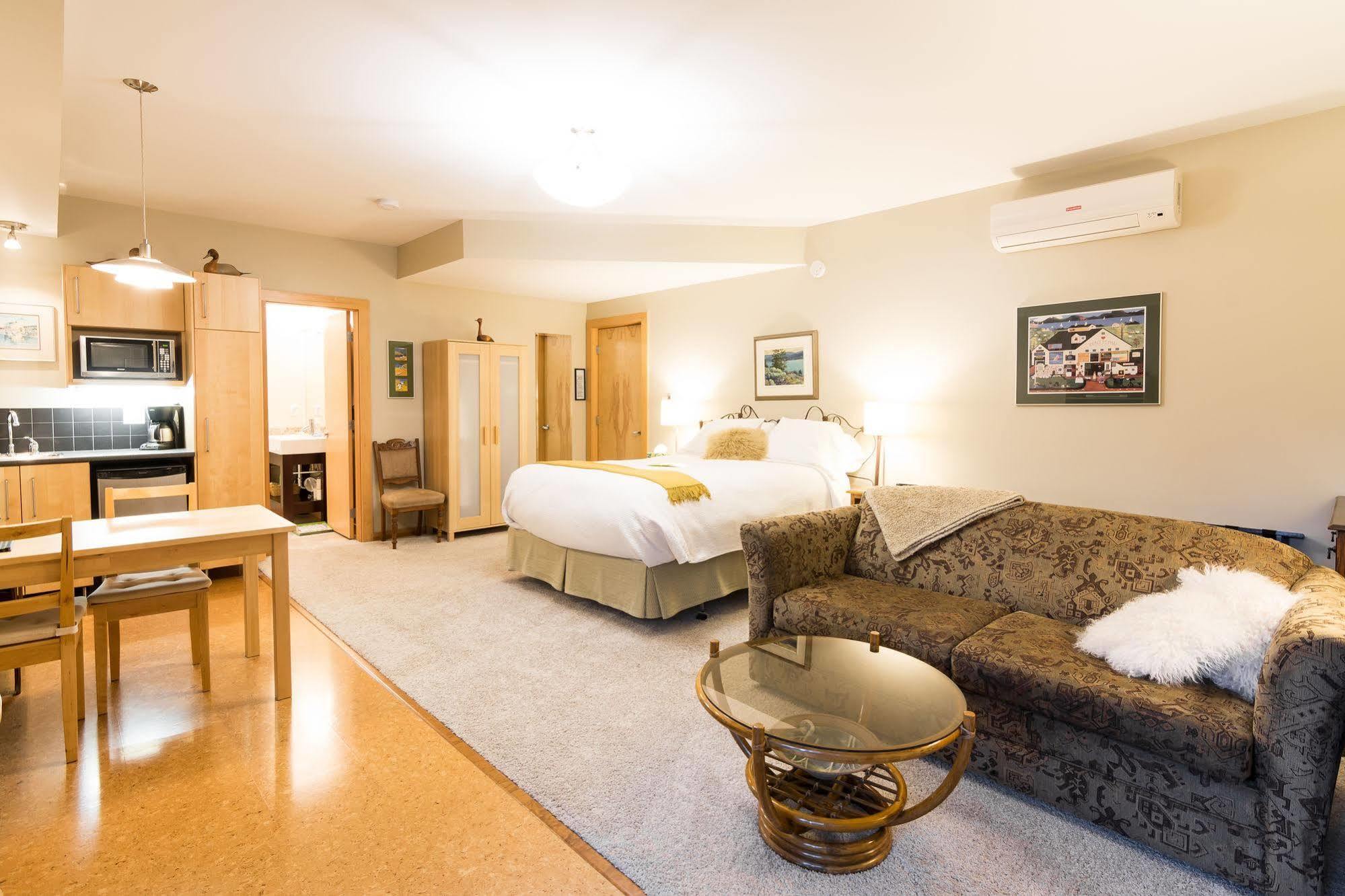 Cormier'S Studio Guest Suites Penticton Esterno foto